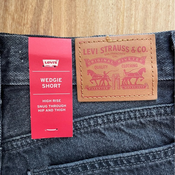 NWT Levi’s Wedgie Short Black Embellished Size 26 - Picture 8 of 11